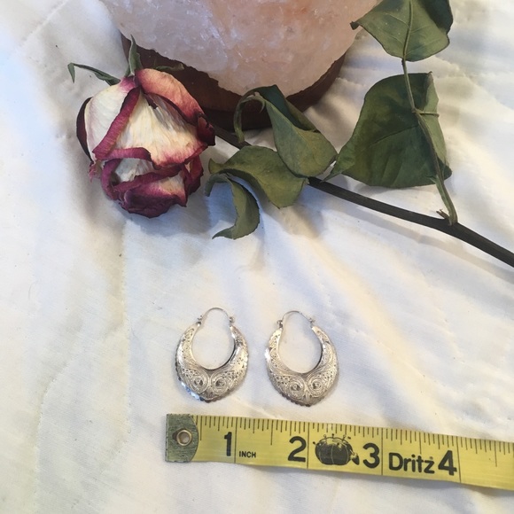 ๐ฅ Silver Stamped Earrings - Picture 5 of 5